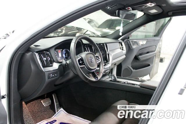 Volvo XC60 2021 — ფოტო 16/20