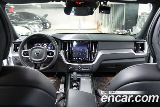 Volvo XC60 2021 — ფოტო 18/20
