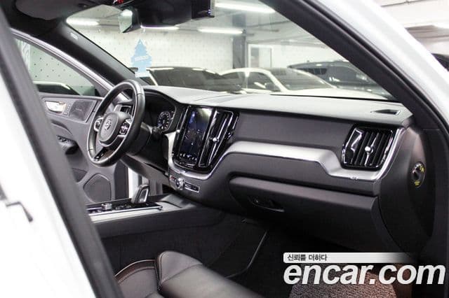 Volvo XC60 2021 — ფოტო 9/20
