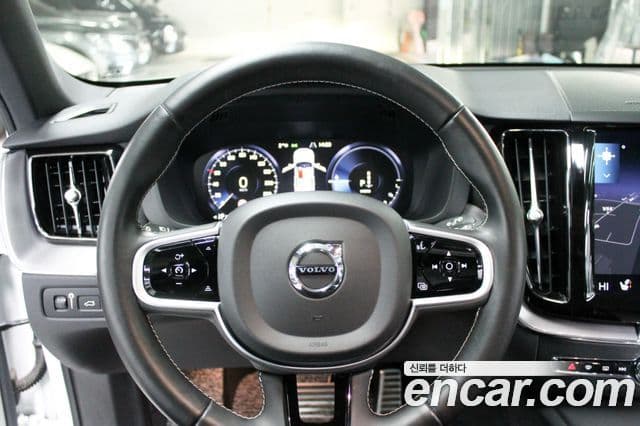 Volvo XC60 2021 — ფოტო 7/20