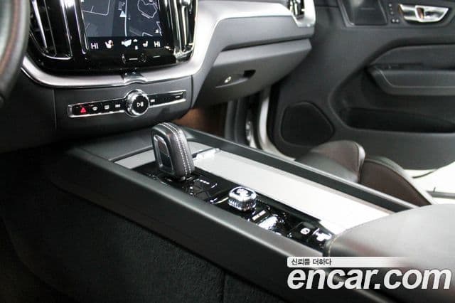 Volvo XC60 2021 — ფოტო 12/20