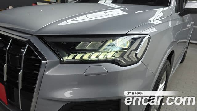 Audi Q7 2021 — ფოტო 24/32