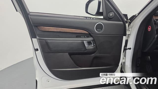 Land Rover Discovery 5 2019 — Photo 5/31