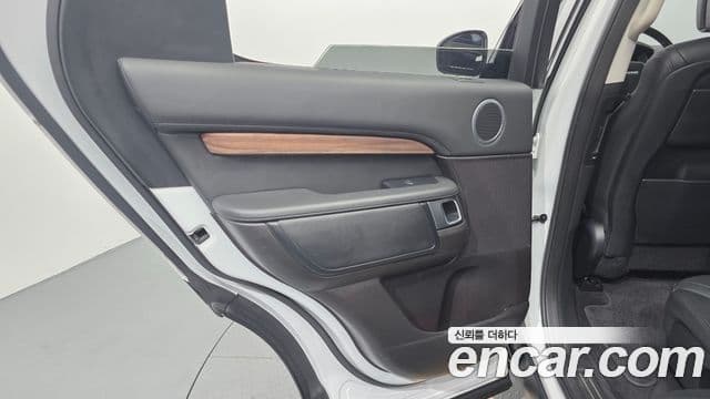 Land Rover Discovery 5 2019 — Photo 18/31