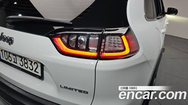 Jeep Cherokee 2021 — Şəkil 24/32