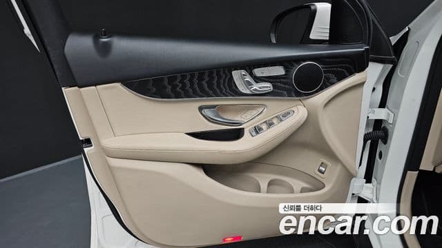 Mercedes-Benz GLC-Class 2019 — Photo 24/32