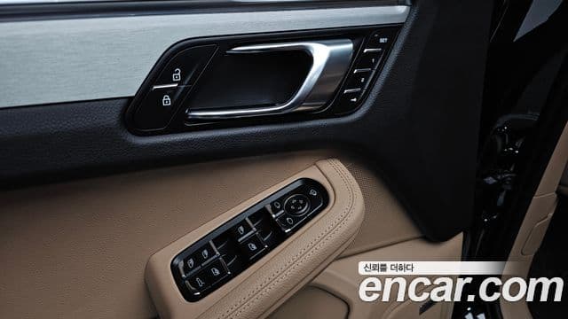 Porsche Macan 2022 — Photo 39/40