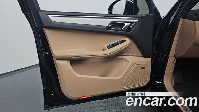 Porsche Macan 2022 — Photo 9/40