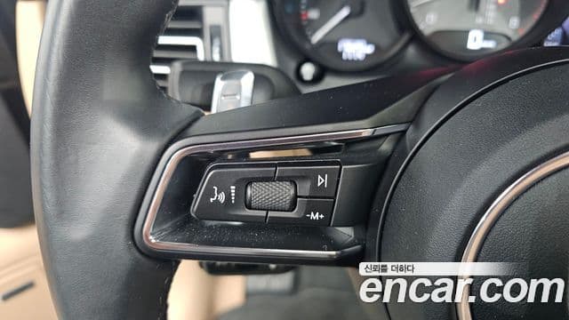 Porsche Macan 2022 — Photo 13/40