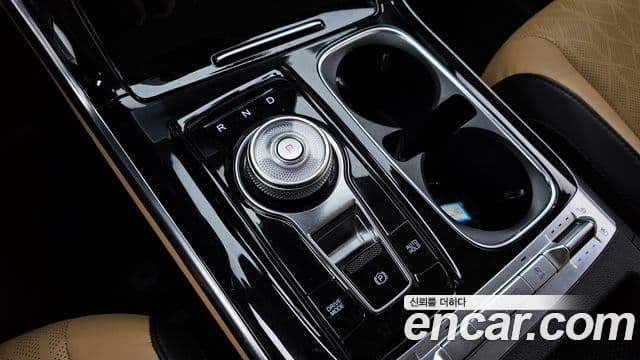 Kia Carnival 2021 — фото 9 из 20