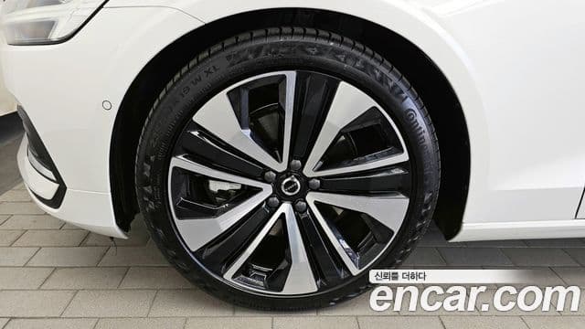 Volvo S60 2023 — ფოტო 4/20