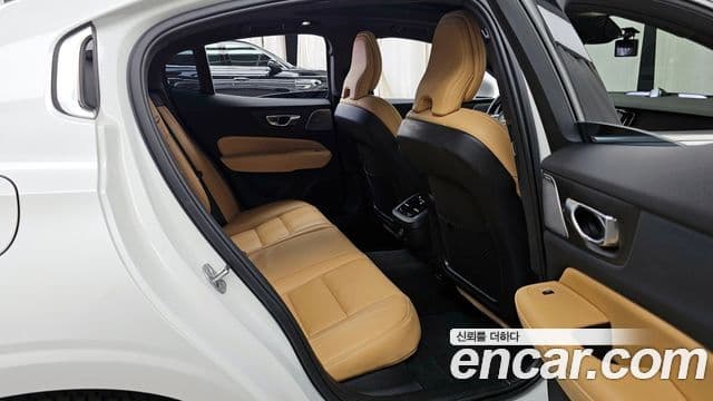 Volvo S60 2023 — ფოტო 11/20