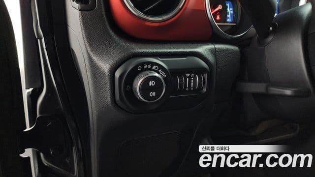 Jeep Wrangler 2020 — ფოტო 13/20