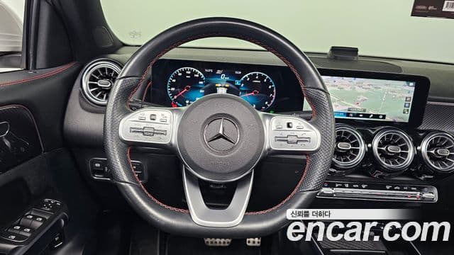 Mercedes-Benz GLB-Class 2021 — ფოტო 13/20