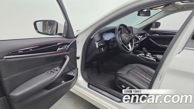 BMW 5 Series 2019 — ფოტო 10/20