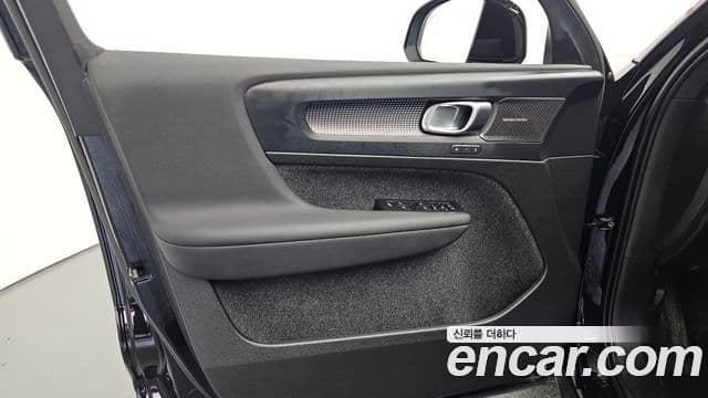 Volvo XC40 2025 — Photo 7/31