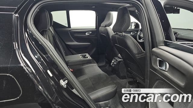 Volvo XC40 2025 — Photo 9/31