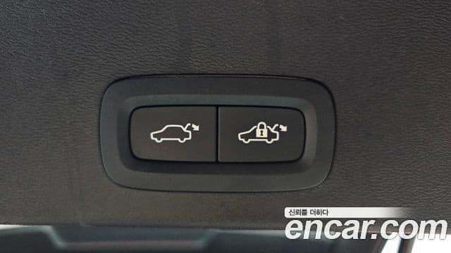 Volvo XC40 2025 — Photo 28/31