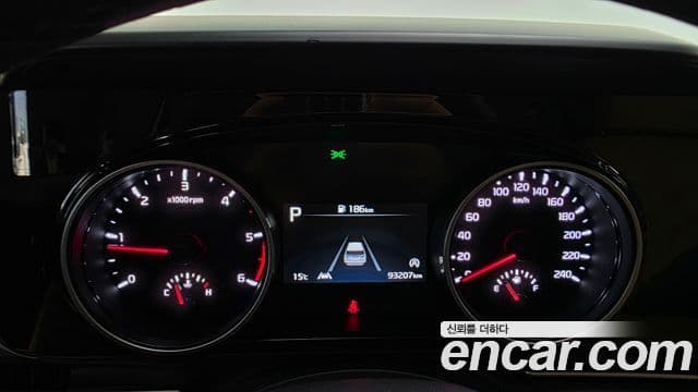 Kia Carnival 2021 — ფოტო 8/20