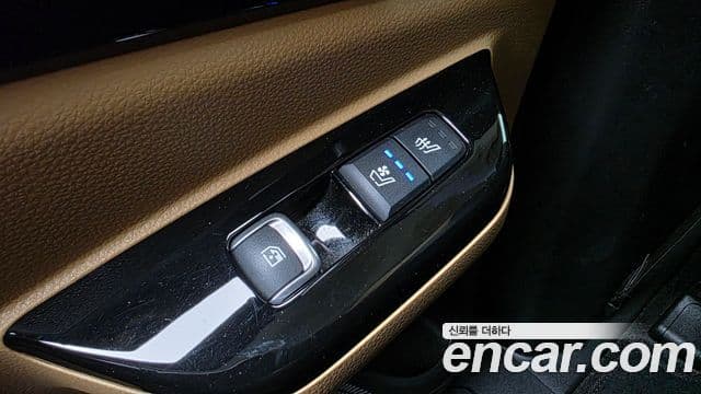 Kia Carnival 2021 — ფოტო 18/20