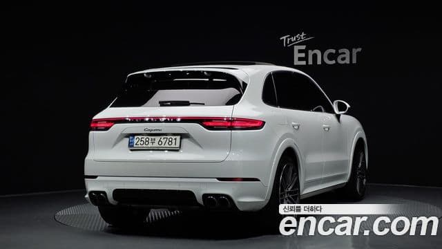 Porsche Cayenne 2021 — ფოტო 1/20