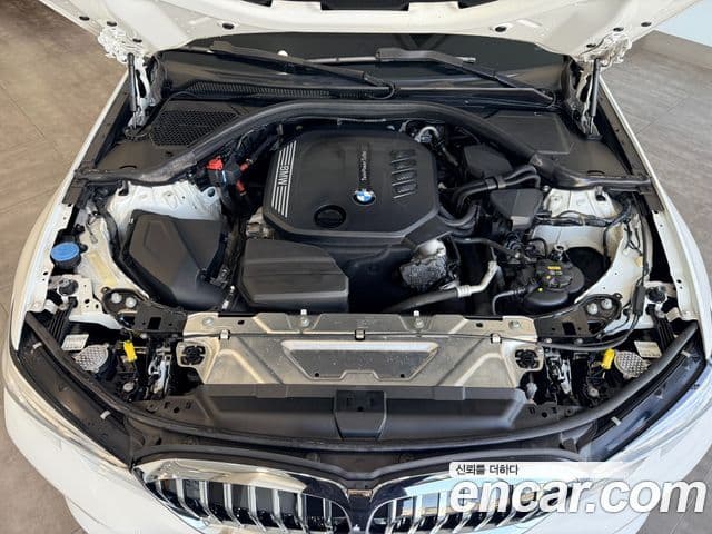 BMW 3 Series 2022 — ფოტო 14/18