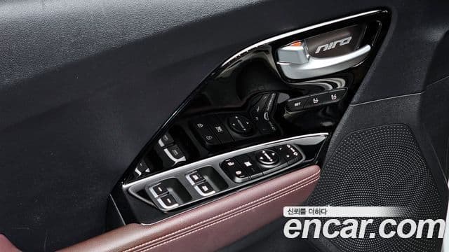 Kia Niro 2020 — ფოტო 18/20