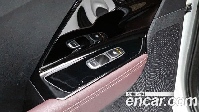 Kia Niro 2020 — ფოტო 19/20