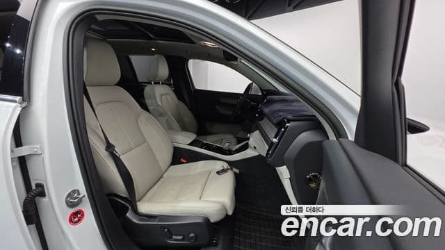 Volvo XC40 2023 — Şəkil 9/20