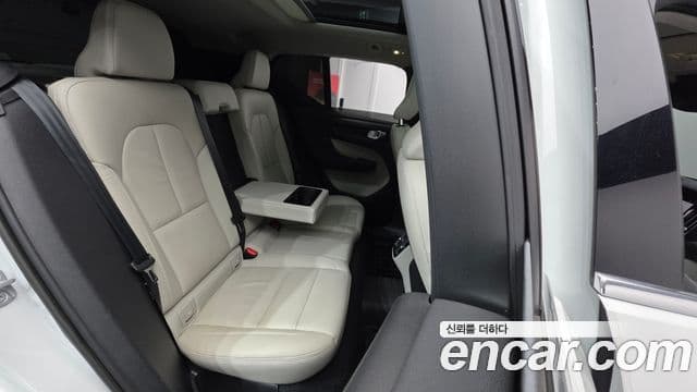 Volvo XC40 2023 — Şəkil 17/20