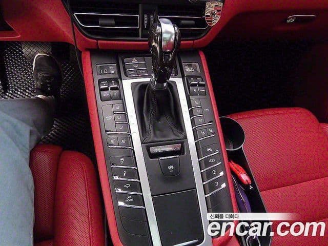 Porsche Macan 2020 — ფოტო 11/20
