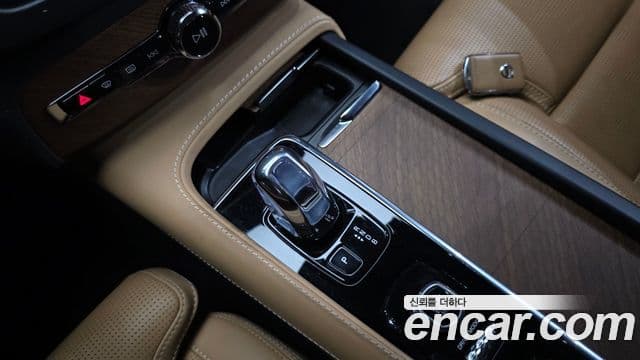 Volvo XC90 2018 — Şəkil 9/20
