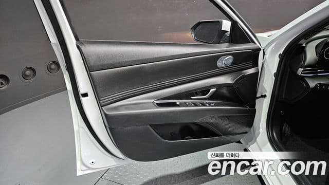 Hyundai The New Avante Hybrid 2021 — Photo 26/30