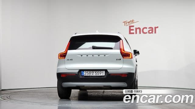 Volvo XC40 2020 — ფოტო 4/20