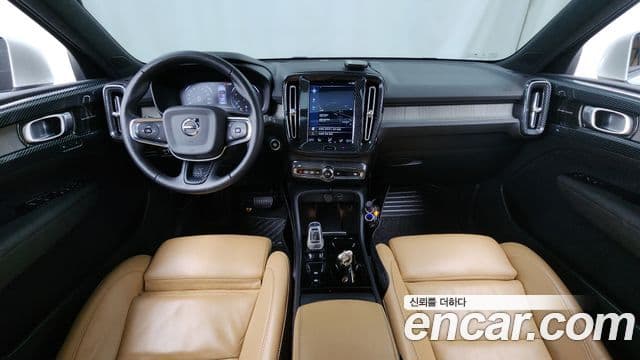 Volvo XC40 2020 — ფოტო 7/20