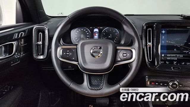 Volvo XC40 2020 — ფოტო 13/20