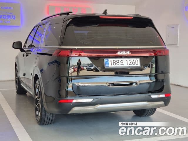 Kia Carnival 2023 — ფოტო 6/20