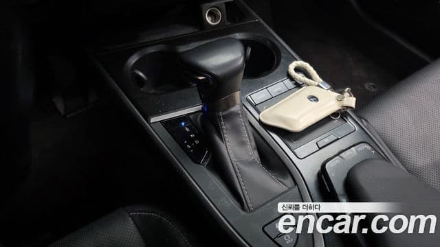 Lexus UX250h 2020 — Şəkil 17/20