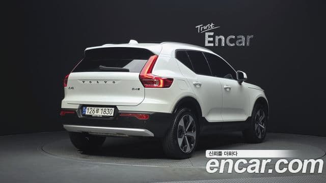 Volvo XC40 2023 — Фото 1/20