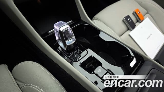 Volvo XC40 2023 — Фото 8/20
