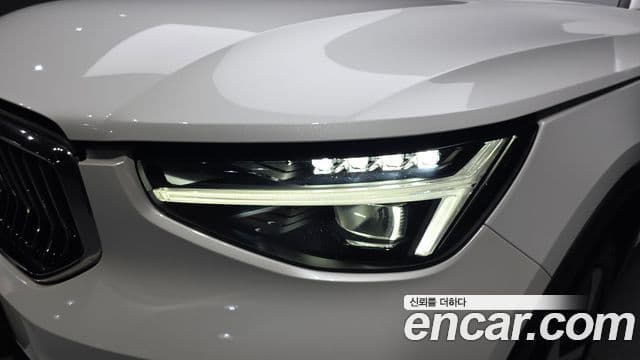 Volvo XC40 2023 — ფოტო 13/31