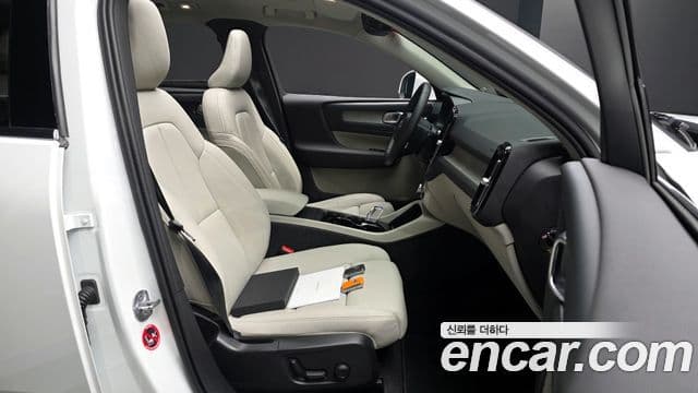 Volvo XC40 2023 — ფოტო 19/31