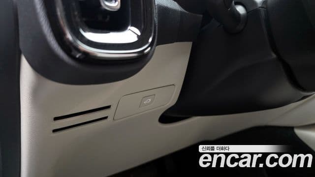 Volvo XC40 2023 — ფოტო 17/31