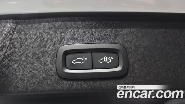 Volvo XC40 2023 — ფოტო 27/31
