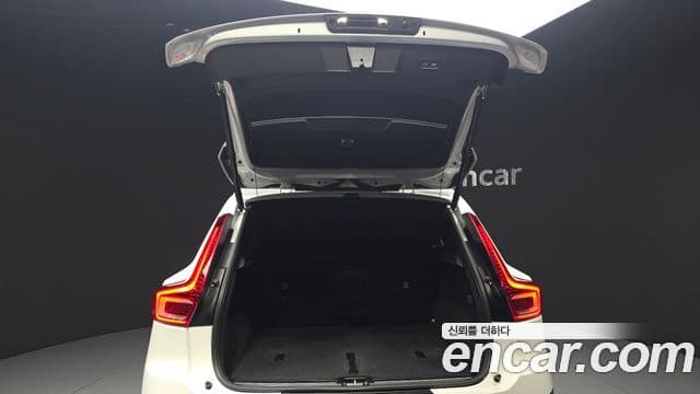 Volvo XC40 2023 — ფოტო 30/31