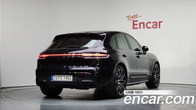 Porsche Macan 2022 — ფოტო 25/33