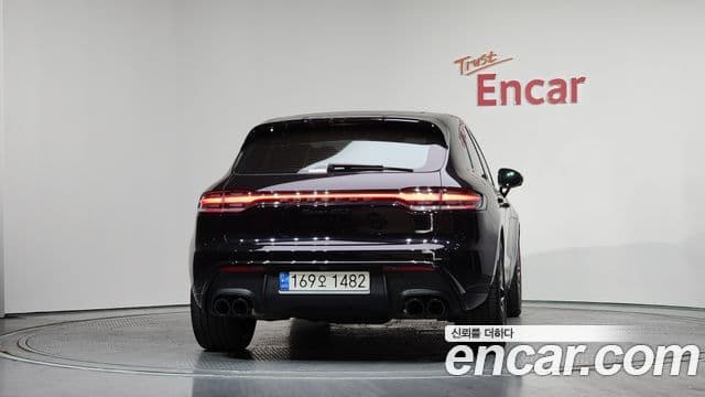 Porsche Macan 2022 — ფოტო 18/33