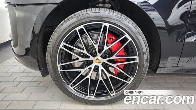 Porsche Macan 2022 — ფოტო 17/33