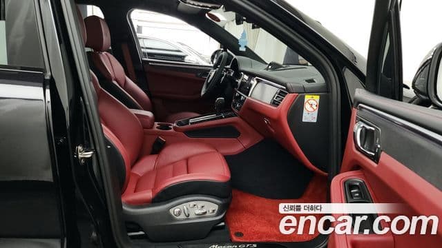 Porsche Macan 2022 — ფოტო 15/33