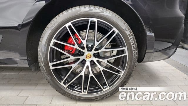 Porsche Macan 2022 — ფოტო 8/33